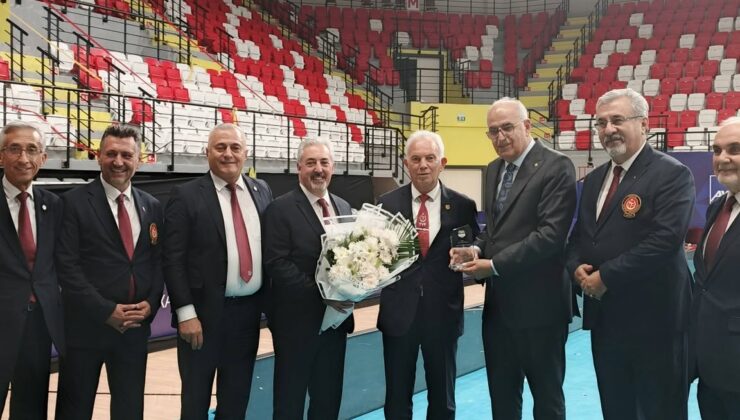 Voleybola Yıllarını Veren İlhan Ekici’ye Onur Plaketi