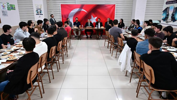 Vali Kök, Öğrenci Yurdunda Gençlerle Buluştu