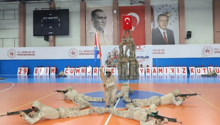 Nevşehir’de Cumhuriyet Coşkusu! Komandoların Gösterisi Nefes Kesti