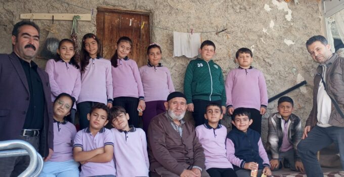 Çat İlkokulu Öğrencilerinden Büyüklerine Anlamlı Ziyaret