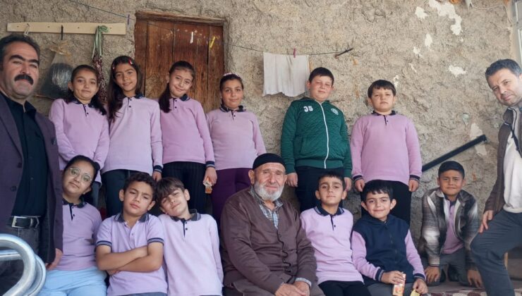 Çat İlkokulu Öğrencilerinden Büyüklerine Anlamlı Ziyaret