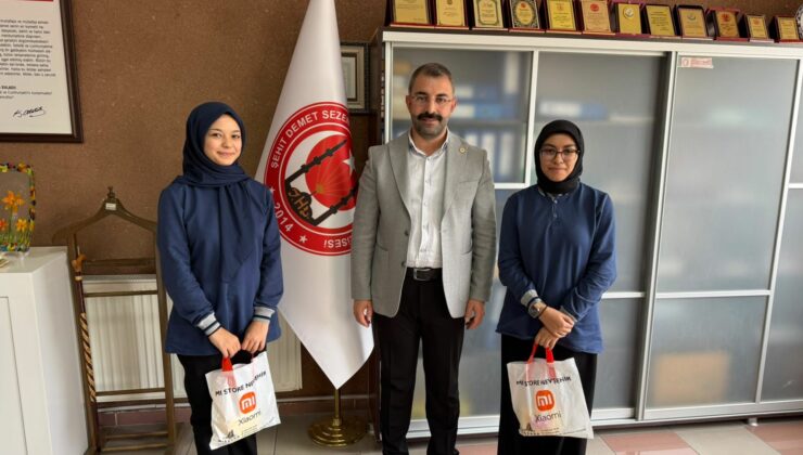 Karapınar Belediye Başkanı Yasin Güneş’ten Başarılı Öğrencilere Ödül ve Plaket