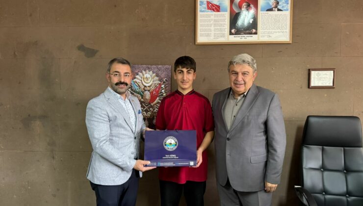 Başkan Güneş, Bedirhan Yılmaz’ı Okulunda Ziyaret Ederek Başarısını Ödüllendirdi